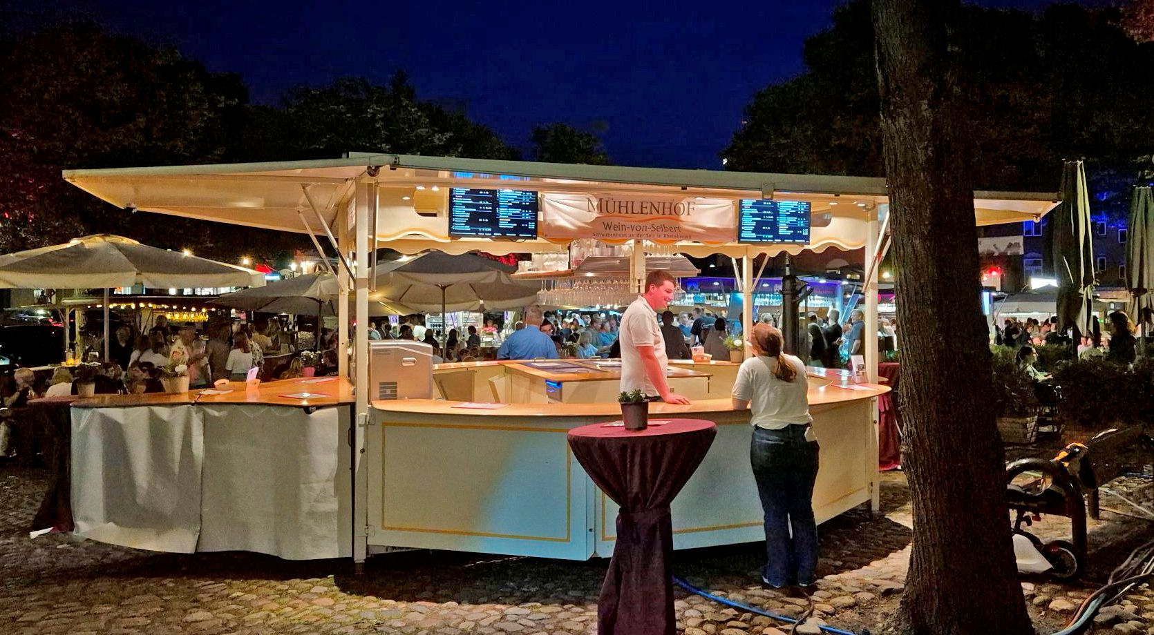 Weinstand auf dem Marktplatz Burg/Fehmarn